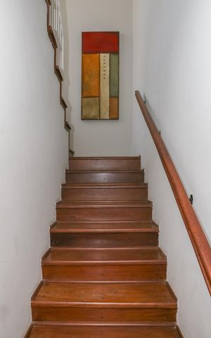 Casa à venda com 120m², 3 quartos e 1 vaga Casa à venda com 120m², 3 quartos e 1 vagaEscada