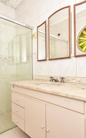 Casa à venda com 302m², 4 quartos e 3 vagasBanheiro 2