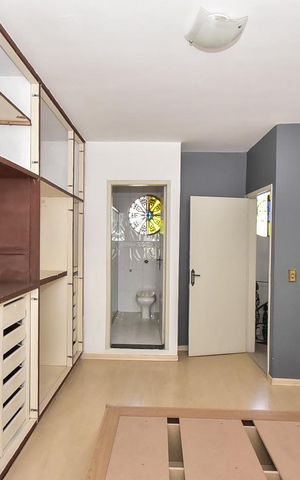 Casa à venda com 302m², 4 quartos e 3 vagasSuíte