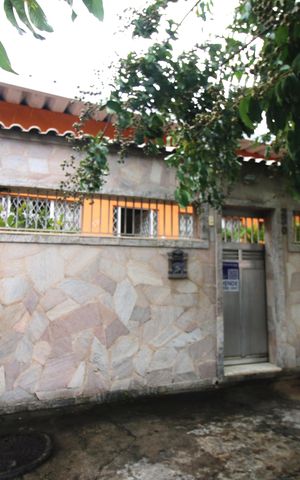 Casa à venda com 361m², 5 quartos e 2 vagasFachada da Casa