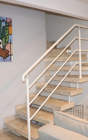 Casa de condomínio para alugar com 110m², 3 quartos e 2 vagasEscada