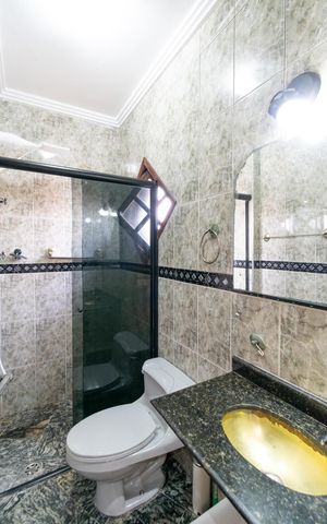 Casa de condomínio à venda com 225m², 3 quartos e 3 vagas Casa de condomínio à venda com 225m², 3 quartos e 3 vagasBanheiro da Suíte