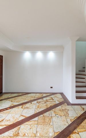 Casa de condomínio à venda com 225m², 3 quartos e 3 vagas Casa de condomínio à venda com 225m², 3 quartos e 3 vagasSala