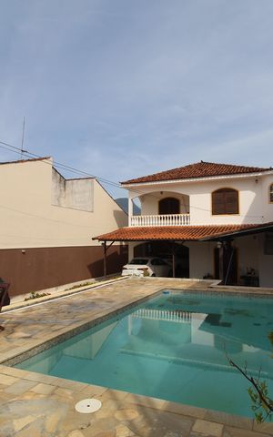 Casa para alugar com 599m², 6 quartos e 6 vagasQuintal da frente da casa - Piscina