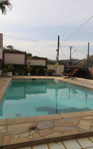 Casa para alugar com 599m², 6 quartos e 6 vagasQuintal da frente da casa - Piscina