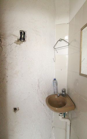 Casa para alugar com 599m², 6 quartos e 6 vagasQuintal da frente da casa - Banheiro