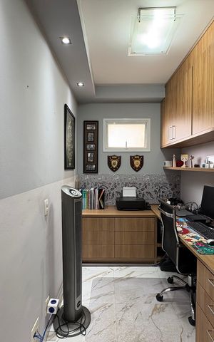 Casa à venda com 167m², 3 quartos e 3 vagas Casa à venda com 167m², 3 quartos e 3 vagasEscritório