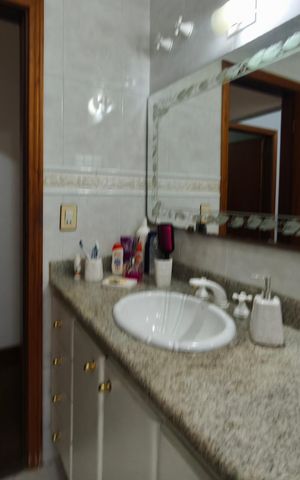 Casa à venda com 299m², 4 quartos e 2 vagas Casa à venda com 299m², 4 quartos e 2 vagasBanheiro Social
