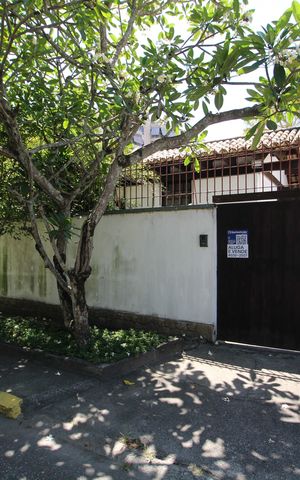 Casa de condomínio à venda com 724m², 4 quartos e 3 vagasFachada com Placa