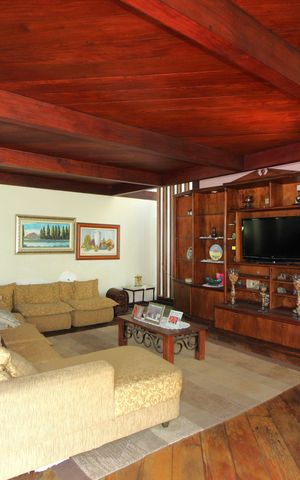 Casa de condomínio à venda com 724m², 4 quartos e 3 vagasSala