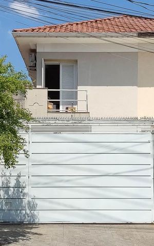 Casa à venda com 156m², 4 quartos e 4 vagas Casa à venda com 156m², 4 quartos e 4 vagasFachada