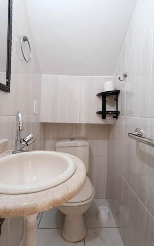 Casa de condomínio à venda com 109m², 2 quartos e 1 vagaLavabo