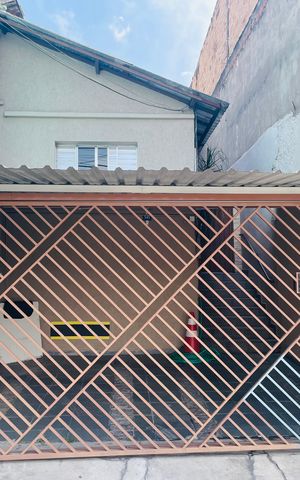 Casa à venda com 125m², 2 quartos e 2 vagas Casa à venda com 125m², 2 quartos e 2 vagasPlaca instalada na fachada do imóvel