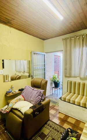 Casa à venda com 125m², 2 quartos e 2 vagas Casa à venda com 125m², 2 quartos e 2 vagasSala