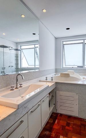 Apartamento à venda com 242m², 3 quartos e 2 vagas Apartamento à venda com 242m², 3 quartos e 2 vagasBanheiro da Suíte