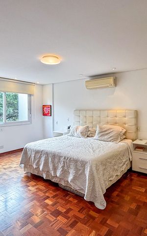 Apartamento à venda com 242m², 3 quartos e 2 vagas Apartamento à venda com 242m², 3 quartos e 2 vagasSuíte