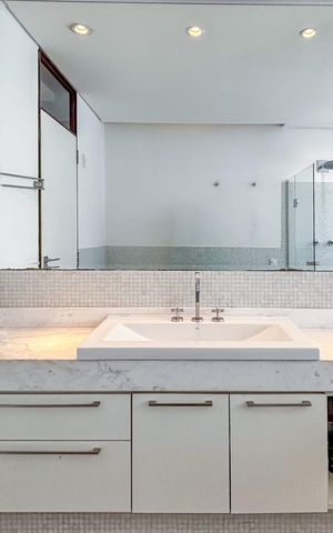 Apartamento à venda com 242m², 3 quartos e 2 vagas Apartamento à venda com 242m², 3 quartos e 2 vagasBanheiro da Suíte