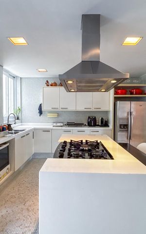 Apartamento à venda com 242m², 3 quartos e 2 vagas Apartamento à venda com 242m², 3 quartos e 2 vagasCozinha