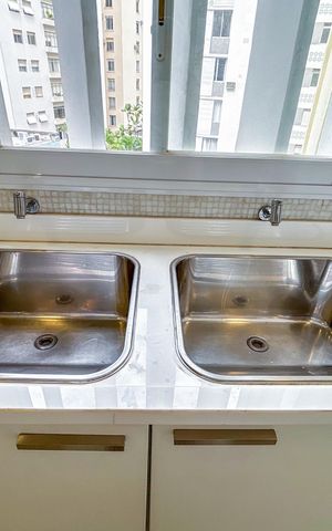 Apartamento à venda com 242m², 3 quartos e 2 vagas Apartamento à venda com 242m², 3 quartos e 2 vagasÁrea de serviço