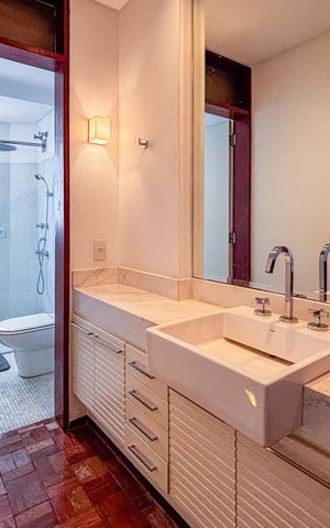 Apartamento à venda com 242m², 3 quartos e 2 vagas Apartamento à venda com 242m², 3 quartos e 2 vagasBanheiro da Suíte 2