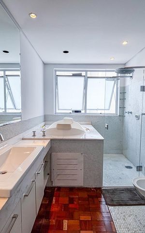Apartamento à venda com 242m², 3 quartos e 2 vagas Apartamento à venda com 242m², 3 quartos e 2 vagasBanheiro da Suíte