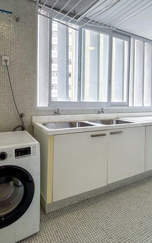 Apartamento à venda com 242m², 3 quartos e 2 vagas Apartamento à venda com 242m², 3 quartos e 2 vagasÁrea de serviço