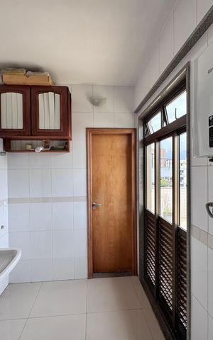 Apartamento à venda com 263m², 4 quartos e 3 vagas Apartamento à venda com 263m², 4 quartos e 3 vagasCozinha e Área de Serviço