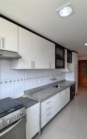 Apartamento à venda com 263m², 4 quartos e 3 vagas Apartamento à venda com 263m², 4 quartos e 3 vagasCozinha e Área de Serviço
