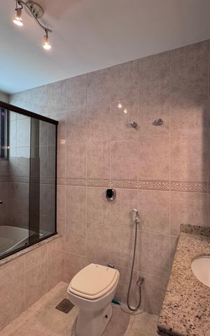 Apartamento à venda com 263m², 4 quartos e 3 vagas Apartamento à venda com 263m², 4 quartos e 3 vagasBanheiro da Suíte 2