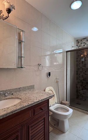 Apartamento à venda com 263m², 4 quartos e 3 vagas Apartamento à venda com 263m², 4 quartos e 3 vagasBanheiro da Suíte 1