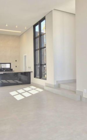 Casa à venda com 500m², 3 quartos e 4 vagas Casa à venda com 500m², 3 quartos e 4 vagasSala