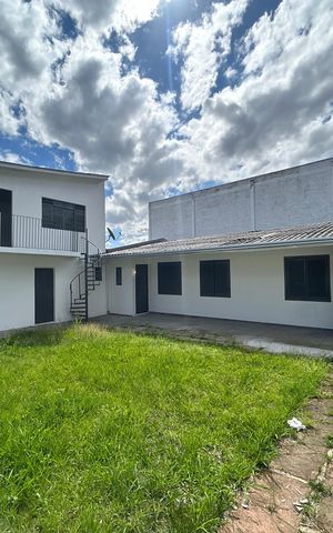Casa à venda com 180m², 3 quartos e 2 vagas Casa à venda com 180m², 3 quartos e 2 vagasFachada