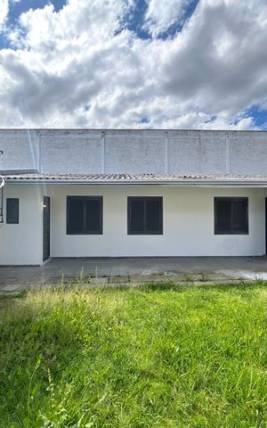 Casa à venda com 180m², 3 quartos e 2 vagas Casa à venda com 180m², 3 quartos e 2 vagasFachada