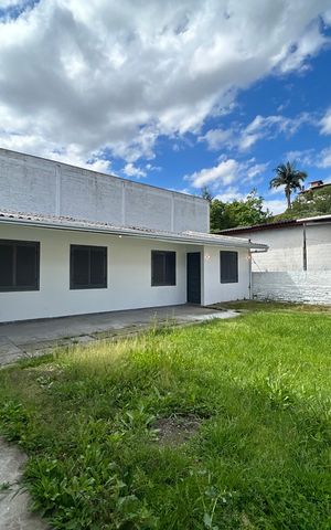 Casa à venda com 180m², 3 quartos e 2 vagas Casa à venda com 180m², 3 quartos e 2 vagasFachada