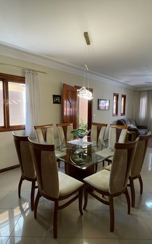 Casa à venda com 235m², 3 quartos e 5 vagas Casa à venda com 235m², 3 quartos e 5 vagasSala