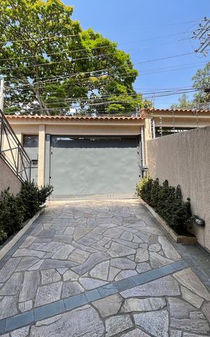 Casa à venda com 235m², 3 quartos e 5 vagas Casa à venda com 235m², 3 quartos e 5 vagasGaragem