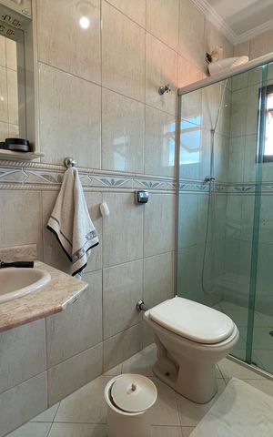 Casa à venda com 235m², 3 quartos e 5 vagas Casa à venda com 235m², 3 quartos e 5 vagasBanheiro da Suíte 2
