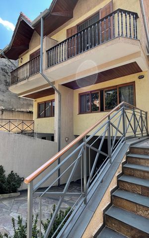 Casa à venda com 235m², 3 quartos e 5 vagas Casa à venda com 235m², 3 quartos e 5 vagasFachada