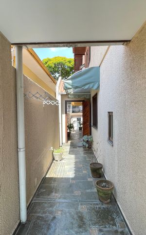 Casa à venda com 235m², 3 quartos e 5 vagas Casa à venda com 235m², 3 quartos e 5 vagasCorredor lateral