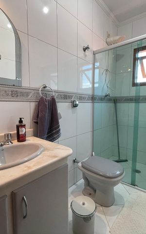 Casa à venda com 235m², 3 quartos e 5 vagas Casa à venda com 235m², 3 quartos e 5 vagasBanheiro da Suíte 1
