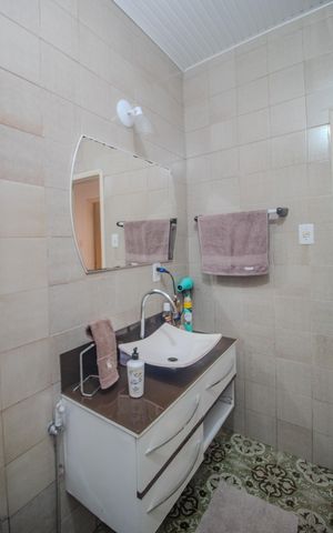 Casa à venda com 140m², 5 quartos e 2 vagas Casa à venda com 140m², 5 quartos e 2 vagasBanheiro social