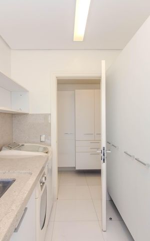 Apartamento à venda com 600m², 6 quartos e 5 vagas Apartamento à venda com 600m², 6 quartos e 5 vagasCozinha e Área de Serviço