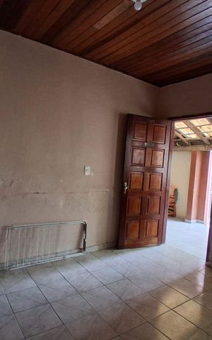 Casa à venda com 250m², 3 quartos e 4 vagas Casa à venda com 250m², 3 quartos e 4 vagasEdícula Sala