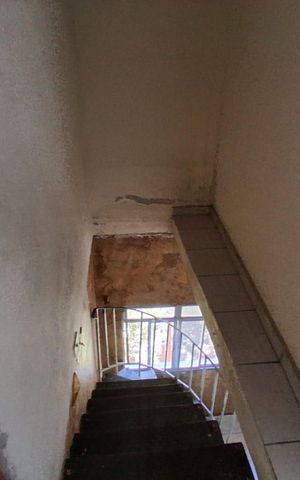 Casa à venda com 250m², 3 quartos e 4 vagas Casa à venda com 250m², 3 quartos e 4 vagasEscada