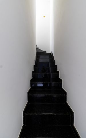 Casa de condomínio à venda com 52m², 2 quartos e 1 vaga Casa de condomínio à venda com 52m², 2 quartos e 1 vagaEscada
