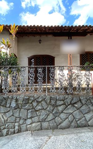 Casa à venda com 315m², 4 quartos e 4 vagas Casa à venda com 315m², 4 quartos e 4 vagasFachada
