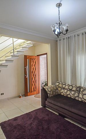Casa à venda com 224m², 4 quartos e 2 vagas Casa à venda com 224m², 4 quartos e 2 vagasSala