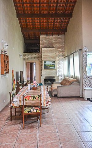 Casa à venda com 224m², 4 quartos e 2 vagas Casa à venda com 224m², 4 quartos e 2 vagasChurrasqueira