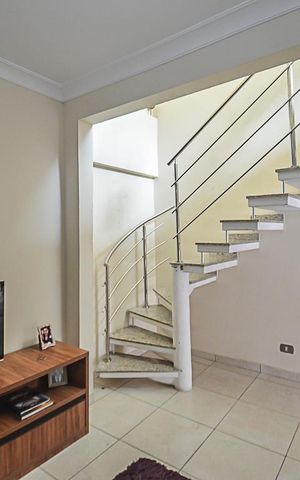 Casa à venda com 224m², 4 quartos e 2 vagas Casa à venda com 224m², 4 quartos e 2 vagasSala