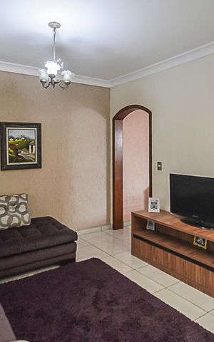 Casa à venda com 224m², 4 quartos e 2 vagas Casa à venda com 224m², 4 quartos e 2 vagasSala